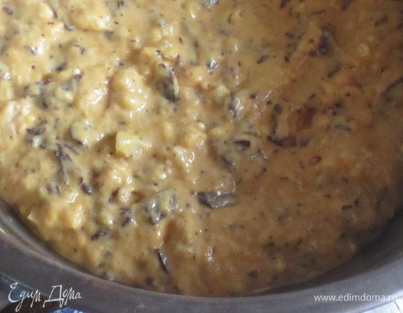 Соединить пюре, грушу, муку, миндаль, шоколад, яйцо, желток, разрыхлитель и хорошо перемешать.