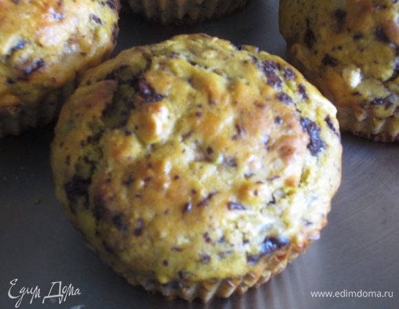 Заполнить формочки для маффинов наполовину тестом и выпекать в разогретой до 180 ° С духовке 15 минут. Остудить на решётке.
