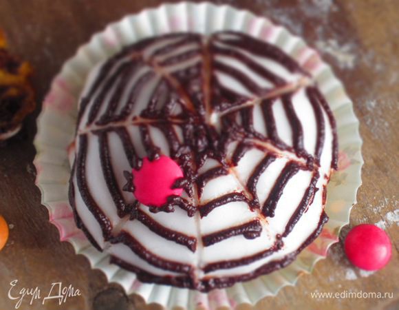 Перпендикулярно линиям спирали проводим зубочисткой линии (от центра к краю) . Приятного аппетита:)