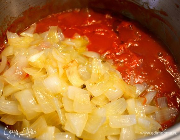 По истечении указанного времени добавляем к овощам обжаренный лук вместе со всем маслом.
