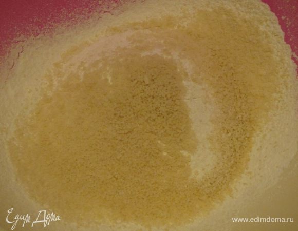 Просеять муку с разрыхлителем и солью.