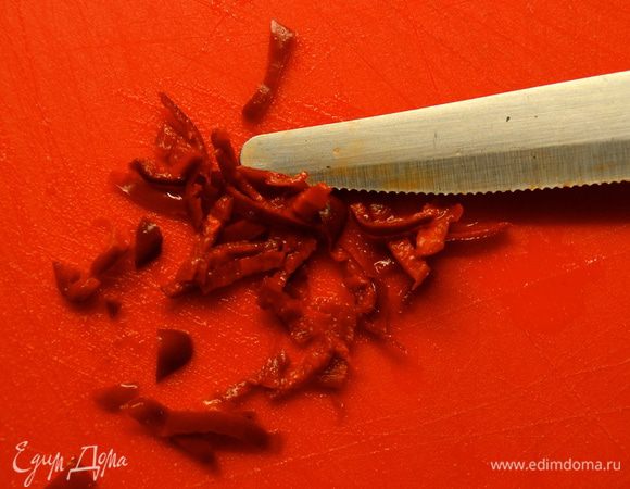 Мелко режем острый перец и добавляем его в кастрюлю с овощами. Кладем сразу сахар и соль. Продолжаем варить соте еще 15 минут. Я положила 2 совсем маленьких красных перчика и они практически не чувствовались в уже готовом блюде... Но, зато его и дети смогли есть с удовольствием!!! Так что количество перца (как и соли!) подбирайте под свой вкус.   