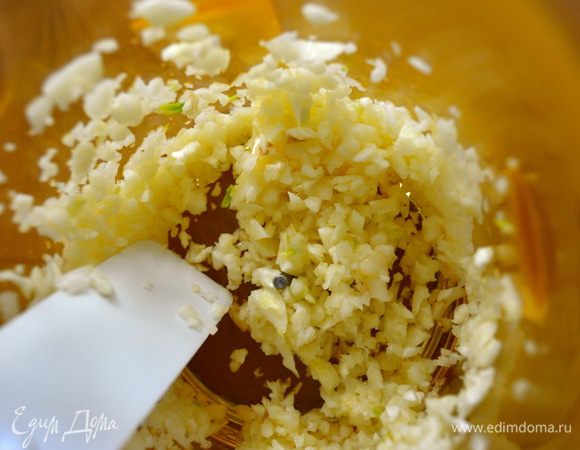 В конце добавляем мелко изрубленный чеснок и зелень (у меня только петрушка). 