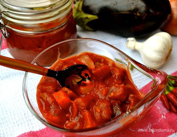 Из этого количества овощей получается около 6 литровых банок соте...
Банки хорошо вымыть и прокалить в духовке, горячее соте поочередно разложить в горячие банки и закатать. Перевернуть крышками вниз и укутать до остывания.
