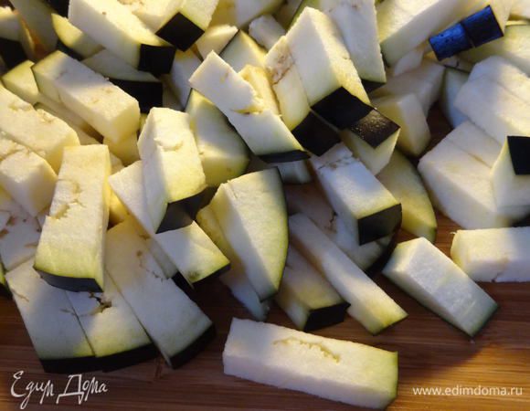 Помыть баклажаны. Порезать их на брусочки.