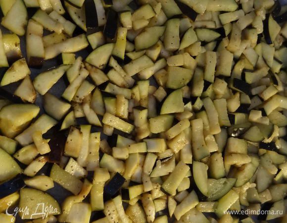 Переложить баклажаны в большую миску. Посолить, поперчить и смазать оливковым маслом так, чтобы каждый кусочек был им покрыт. Выложить баклажаны на противень, застеленный пекарской бумагой, распределить в один уровень и запечь в духовке до румяного состояния примерно 20-25 минут при температуре 200° C.
Можно обжарить баклажаны и на сковороде, но это потребует гораздо большего количества масла. К тому же, запекание баклажан в духовке, экономит время. 