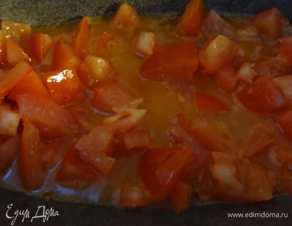 Порежем крупно помидоры и добавим их к чесноку. 