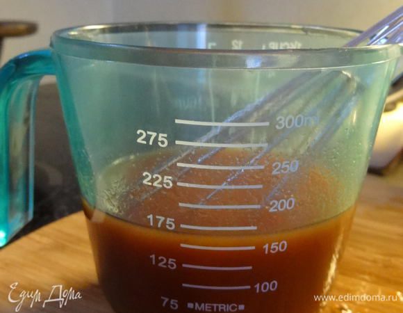 Разведем томатную пасту в воде и тоже добавим ее к основной массе. Потомим на маленьком огне минут 10, чтобы соус стал однородным.