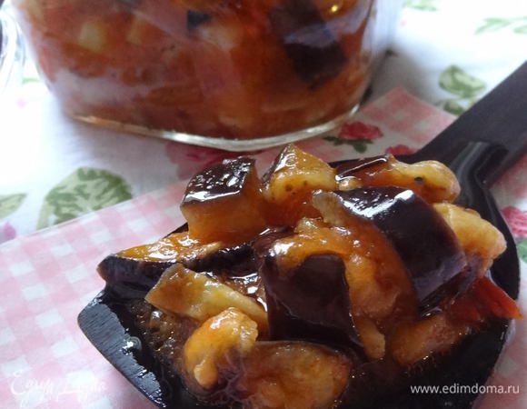 Готовые баклажаны добавим к томатной части и аккуратно перемешаем. Разольем по баночкам, охладим и поставим в холодильник.

У меня из указанного количества ингредиентов получается две баночки по 0,5 л.