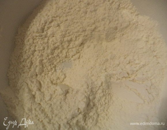 Перемешать муку и разрыхлитель. Добавить мелко нарезанный укроп и свежемолотый чёрный перец. Добавить натёртую на мелкой тёрке цедру лимона, перемешать.