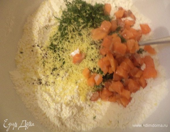 Слабосолёную сёмгу нарубить, соединить с мучной смесью.