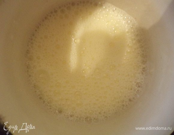 Взбить венчиком яйца. Продолжая взбивать,влить молоко и растительное масло. Понемногу влить лимонный сок, перемешать.