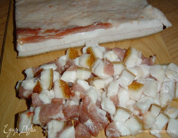 Сало режем небольшими кубиками и обжариваем на сухой сковороде до золотистого цвета.