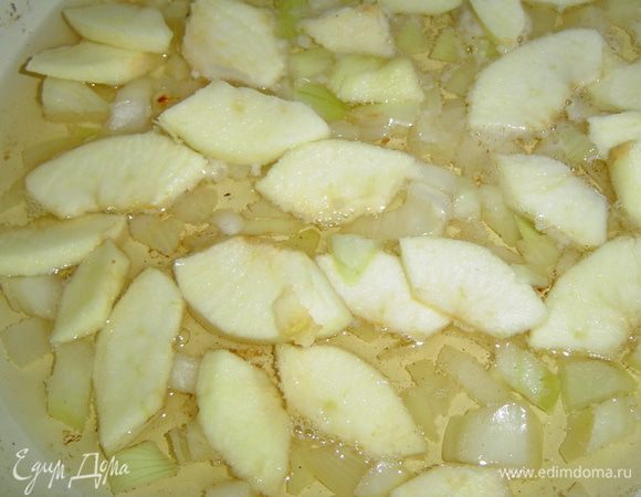 Теперь убираем со сковороды шкварки, специи, а на жиру обжариваем до зарумянивания очищенный и порезанный небольшими кусочками лук и очищенные и порезанные тонкими дольками яблоки. 