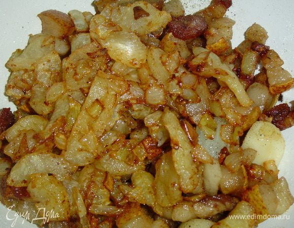 Шкварки отделяем от специй и соединяем их с луково-яблочной смесью, даем немного остыть и пропускаем через блендер, солим и перчим по вкусу,