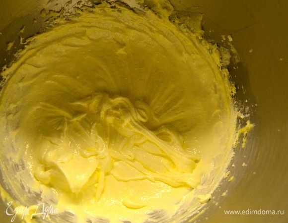 Духовку включить на 180 С. Для коржа смешать масло, сахар и ваниль до кремообразной массы.