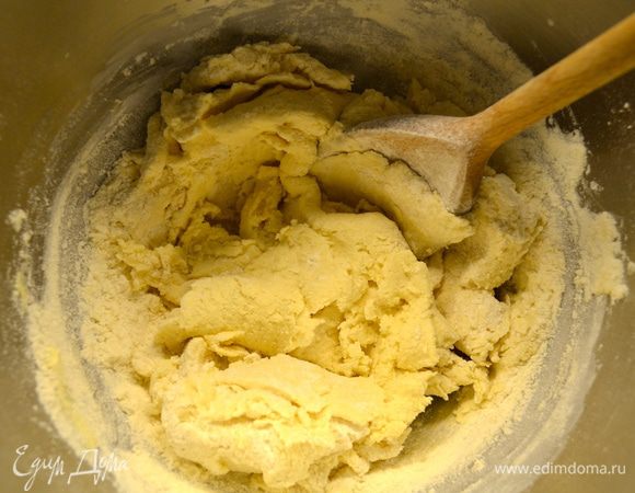 Добавить муку и хорошо перемешать.