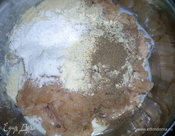 С помощью мясорубки приготовим фарш. Добавляем в него молоко, сухое молоко, крахмал, соль и специи.