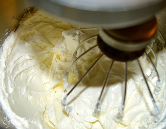 Для начинки взбиваем кремовый сыр, сахар и ваниль до однородной массы. По одному добавить яйца, хорошо взбивая после каждого. Равномерно покрыть кремом корж.