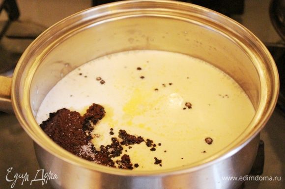 Для приготовления английского крема необходимо прогреть сливки с молоком, кофе и половиной сахара.