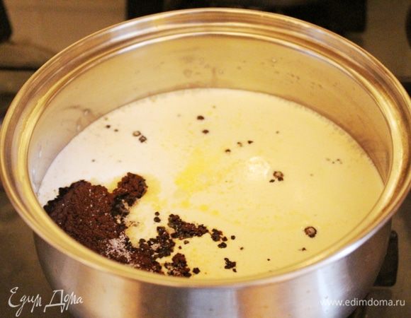 Для приготовления английского крема необходимо прогреть сливки с молоком, кофе и половиной сахара.