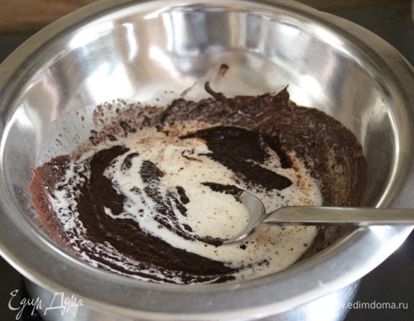 По одной ложке добавить в крем сливки, каждый раз хорошо перемешивая шоколадную массу. Готовый крем остудить.