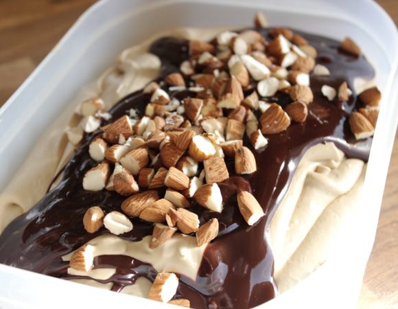В форму выложить половину кофейного крема, затем половину шоколадного и половину орехов. Повторить очерёдность ещё раз.