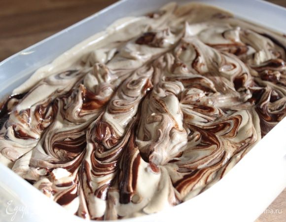 Деревянной палочкой или ножом смешать все слои, создавая мраморный рисунок. Убрать контейнер в морозильник на 4-6 часов. Мороженое плотное, не требует периодического перемешивания.
Приятного аппетита!