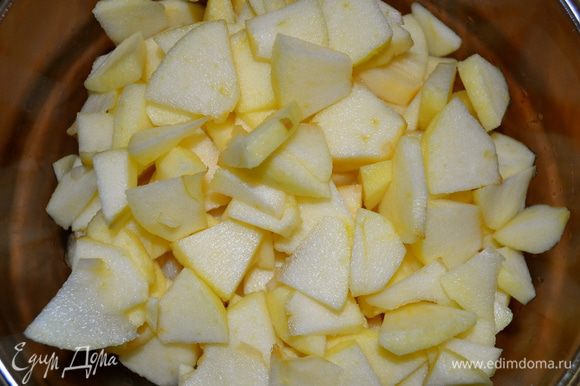 Для яблочного топпинга смешать сахар с корицей и нарезанными яблоками.