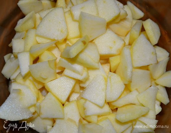 Для яблочного топпинга смешать сахар с корицей и нарезанными яблоками.