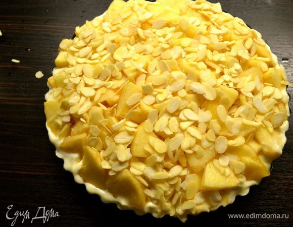 Выложить яблоки на слой кремового сыра. Посыпать все миндалем.