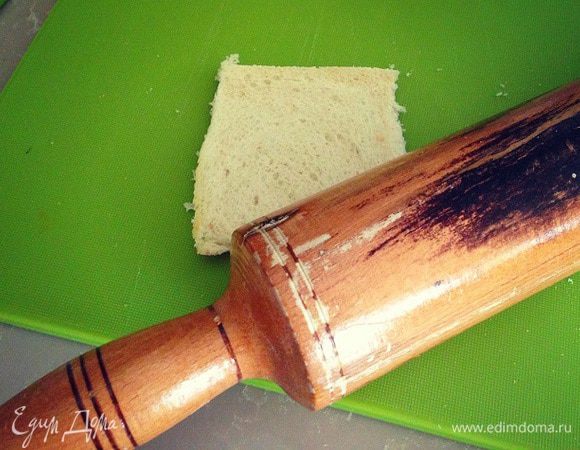 Теперь прокатаем скалкой по кусочку хлеба, расплющим его...