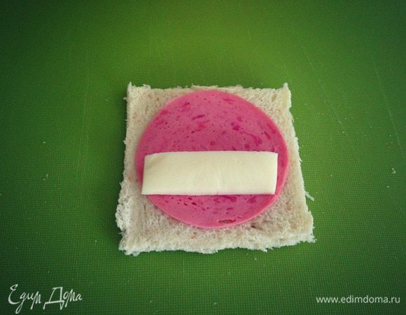 В несколько кусочков я положила колбасу с сыром...