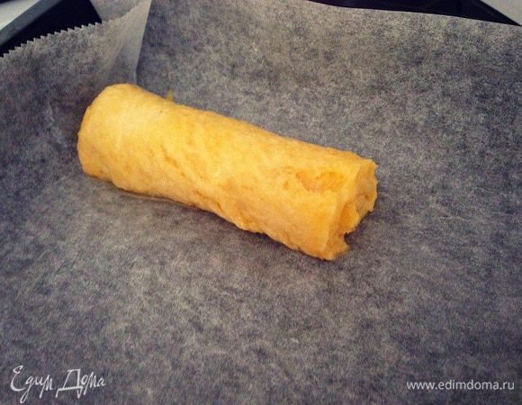 Теперь хлеб с начинкой скрутим в трубочку, обмакнем во взбитое яйцо, 
положим на противень, выстеленный пекарской бумагой...