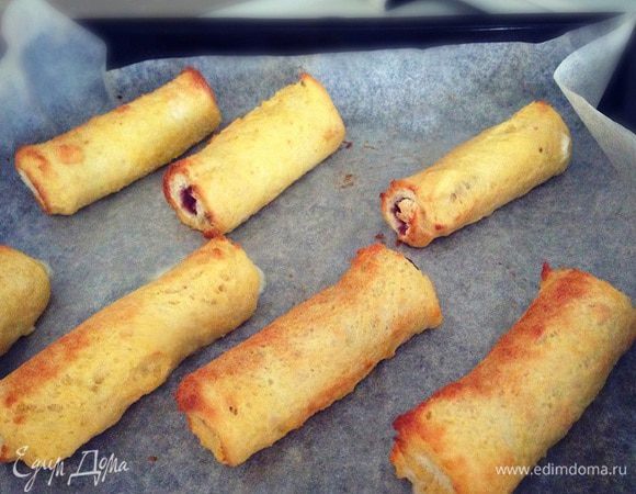 Отправляем в духовку, предварительно разогретую до 200 градусов. На 10 минут до подрумянивания.... Сладкие трубочки можно присыпать сахарной пудрой, а к трубочкам с соленой начинкой можно подать соус....
Приятного аппетита!!!!!!!!!!!!!!!!!!!!!