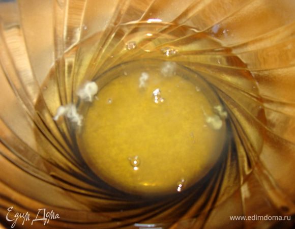 Белки отделить от желтков.