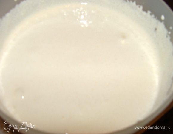 Взбить желтки с сахаром и ликером.