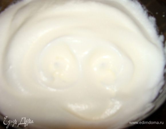 В последнюю очередь взбить белки.