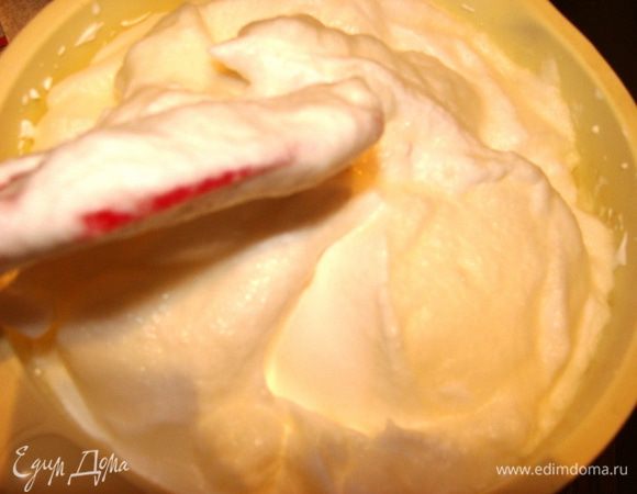 Осторожно смешать все 3 взбитые смеси.