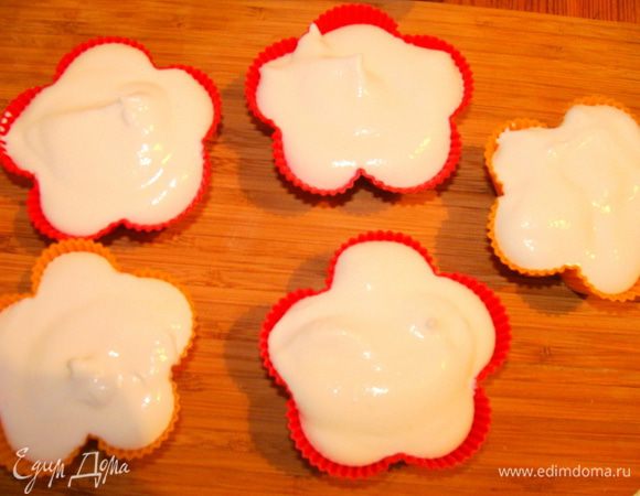 или формочки. Убрать в морозилку не менее чем на 2 часа. Я оставляла в морозилке на ночь. Но тут разницы нет, мороженое на столько воздушное и мягкое, что не застывает в льдышку. 