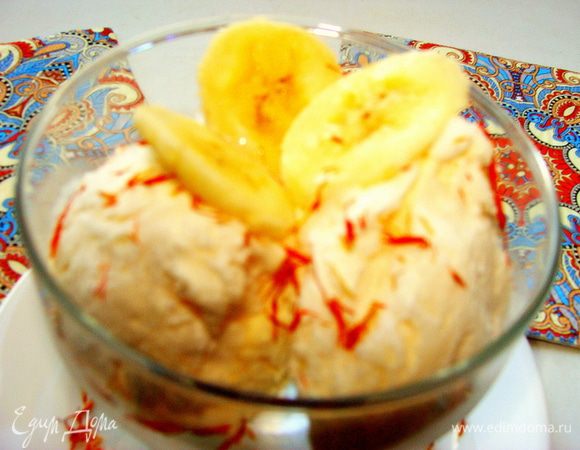 Достав контейнер из морозилки, и применив небольшое усилие, можно сразу разложить мороженое в креманки. Хранить в морозилке возможно как и покупное, довольно долго))