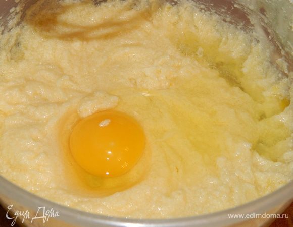 2.	По одному ввести яйца, все тщательно перемешать. 