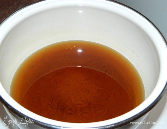 5.	В кастрюлю налить кленовый сироп, довести до кипения.