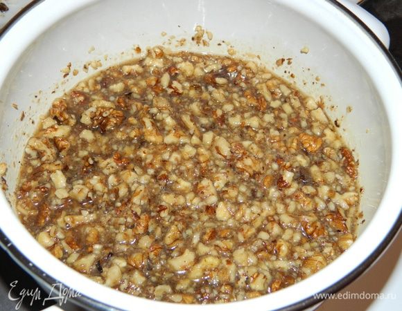 7.	Кленовый сироп снять с огня, ввести орехи, все перемешать.