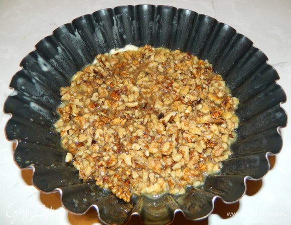 8.	Форму для запекания смазать сливочным маслом, влить в нее смесь кленового сиропа с орехами. 