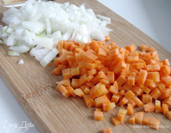 Морковь и лук нарезать мелкими кубиками. 