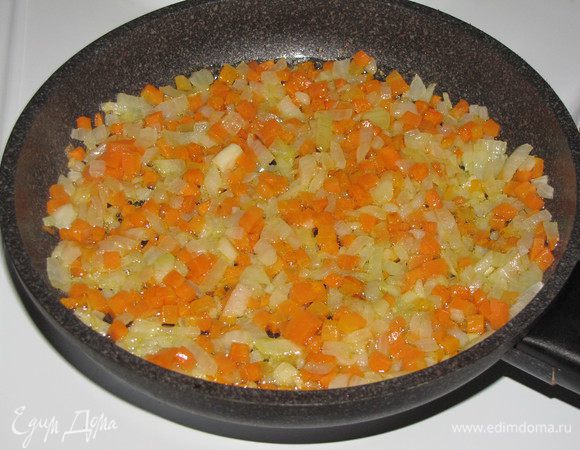 Разогреть в сковороде сливочное и растительное масло, обжарить морковь и лук на среднем огне в течении 10 минут.