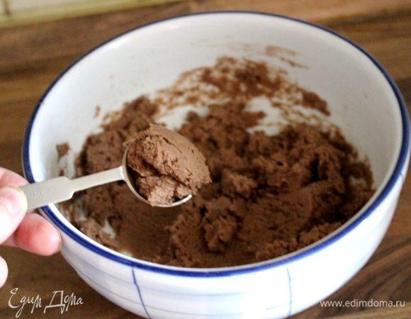 Чтобы печенья были одинаковыми, удобней воспользоваться мерной ложкой (1 ст.л.= 32 печенья) или ложкой для мороженого. Отмерить тесто и быстро скатать его в шарик.