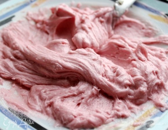 Для крема растереть сливочное масло с сахарной пудрой до гладкости, а затем добавить пюре по 1 ложке и взбить крем.