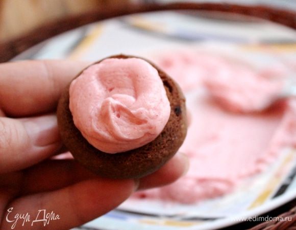 На 16 остывших печений выложить по 1 большой ч.л. крема и накрыть другим печеньем. Для этого можно воспользоваться кондитерским мешком с фигурными насадками.